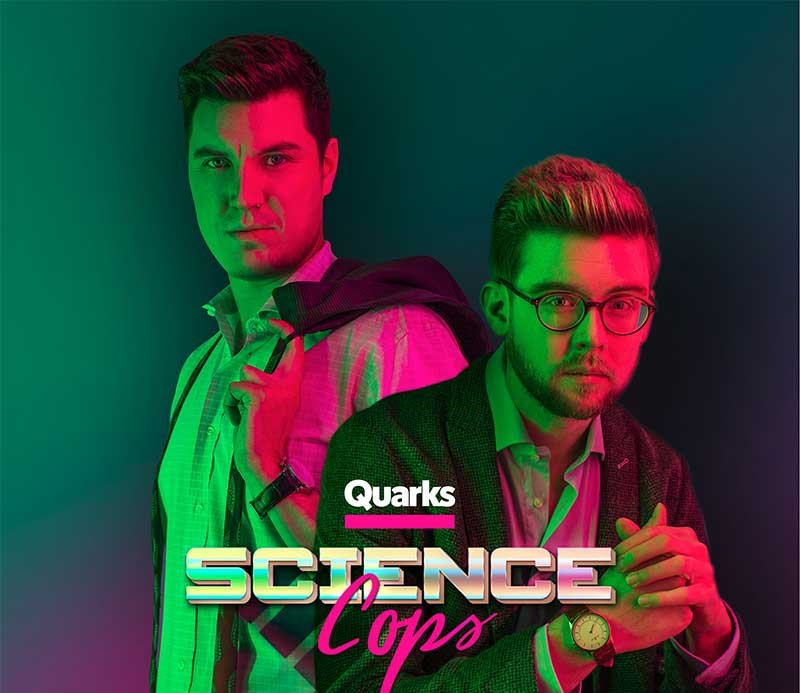 Foto von Maximilian Doeckel und Johnathon Focke. Auf dem Bild ist das Logo der Quarks Science Cops.