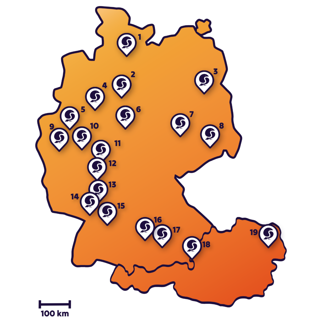 Auf einer orangen Landkarte von Deutschland und Österreich sind mit Birb-Icon alle Skeptix-Stammtische markiert. Unten ist ein Maßstab dargestellt. Wenn du die Karte nicht siehst, lass deine Eltern messen oder nutze eine andere Karte mit Sprachfunktion. Nimm aber auf jeden Fall teil, wenn du magst!