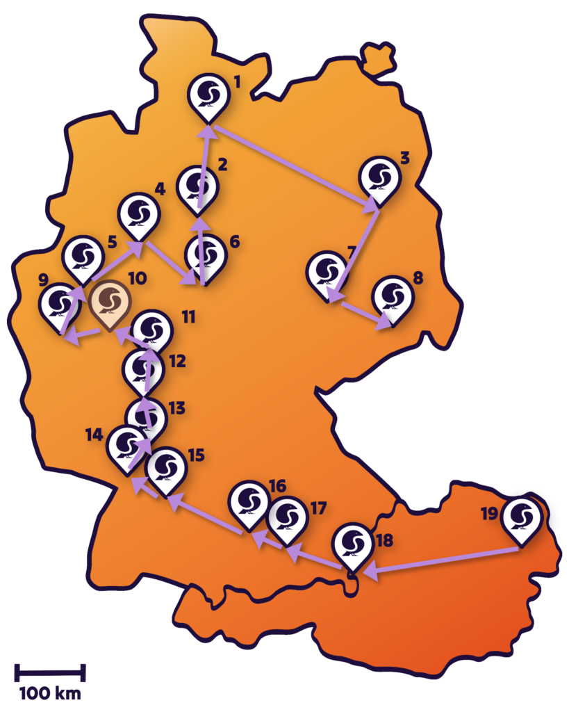 Eine Karte von Deutschland und Österreich mit allen Standorten der Skeptix-Stammtische. Standorte werden mit Pfeilen verbunden. Birb steht davor mit einem Zeigestock