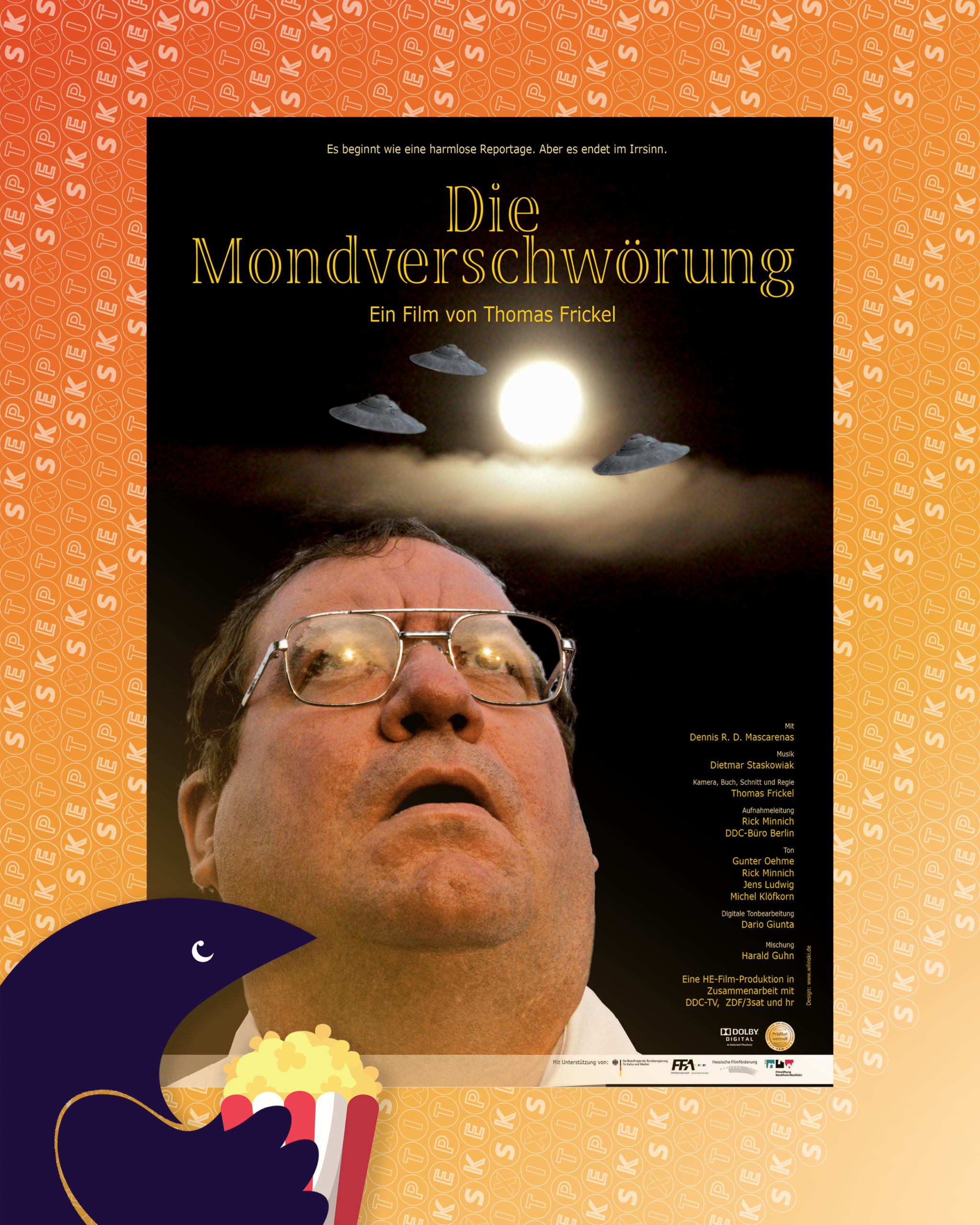 Das Maskottchen Birb ist mit einer Tüte Popcorn vor einem Kino-Poster zum Film "Die Mondverschwörung". Das Poster zeigt drei Flugscheiben die im Nachthimmel über Wolken Richtung Vollmond fliegen. Darunter der Kopf eines Mannes mit Brille, der verwundert nach oben schaut.